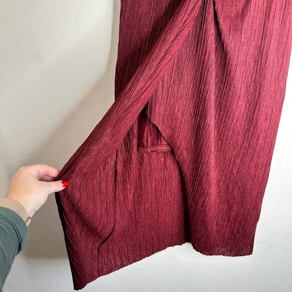 All in Favor Dolman Plisse Textured Short Sleeve Burgundy Midi Dress Medium - Picture 9 of 15
